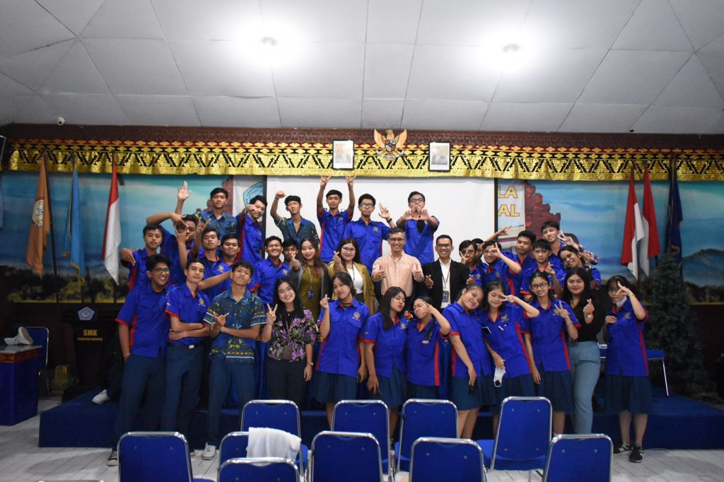 Pelatihan personal grooming di SMK Teknologi Nasional Denpasar