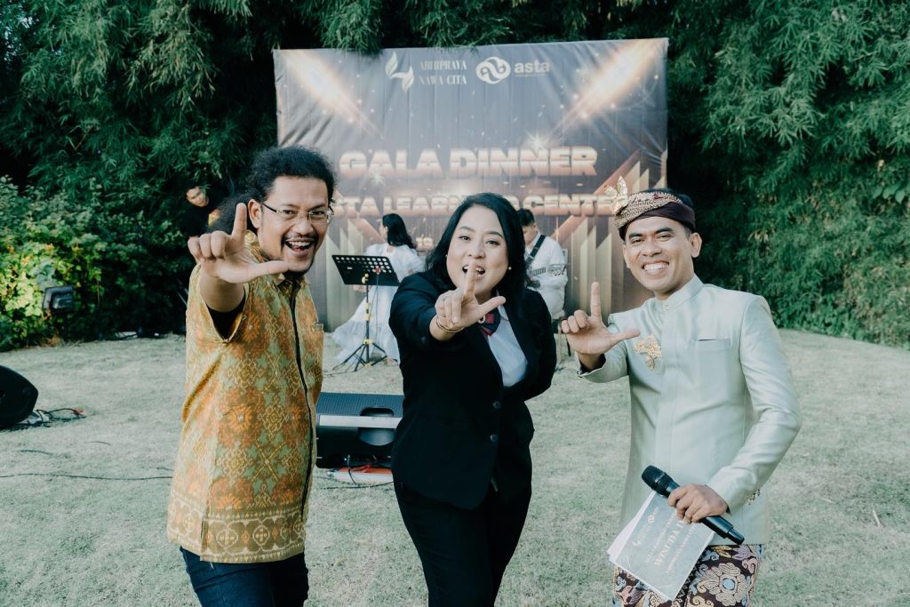 MC-ing Wisuda IV & Gala Dinner Asta Learning Center dengan tema Abhipraya Nawa Cita